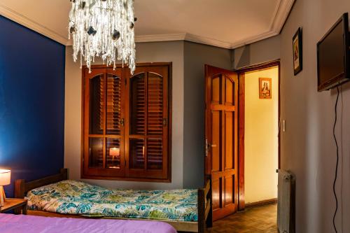 科尔多瓦Elisa Posada Hotel的一间卧室配有一张床和一个吊灯