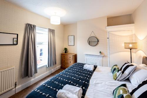 切斯特2 bed, up to 6 guests near Chester City Centre的一间卧室设有一张大床和一个窗户。