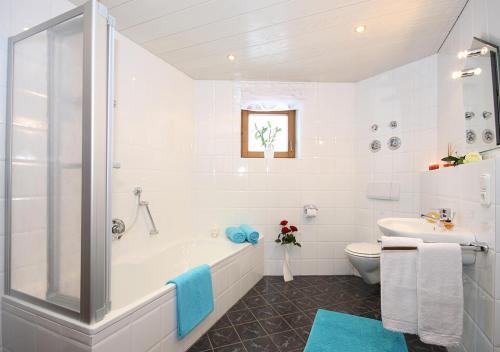 里茨勒恩Ferienwohnung Jochum-Pfeiffer的白色的浴室设有浴缸和卫生间。