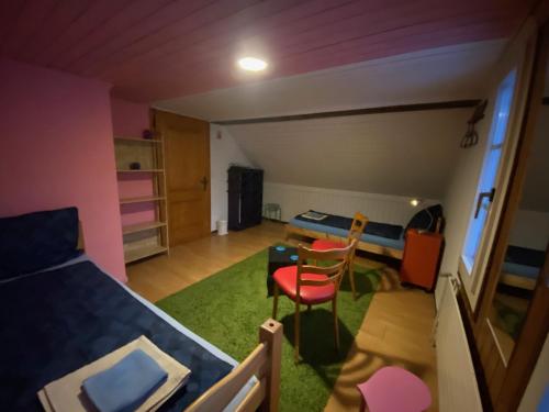 施维茨Sonderbar Home的配有一张床和一张桌子及椅子的房间