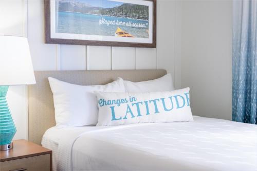 南太浩湖Margaritaville Resort Lake Tahoe的带有枕头的床,上面写着要经过点缀的旅程