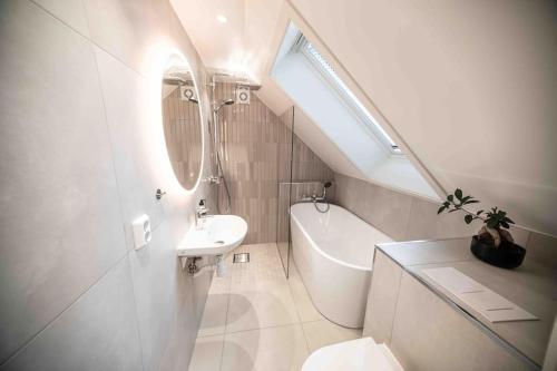 奥斯陆Unique Experience in Oslo's Heart的白色的浴室设有水槽和卫生间。
