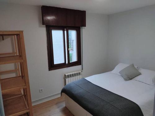 莫格罗Apartamento en Mogro.的一间卧室设有一张床和一个窗口