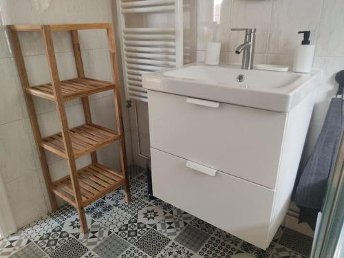 莫格罗Apartamento en Mogro.的一间带白色水槽和架子的浴室