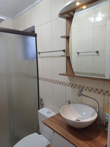 卡庞达卡诺阿Ap dos primos的一间带水槽、卫生间和镜子的浴室