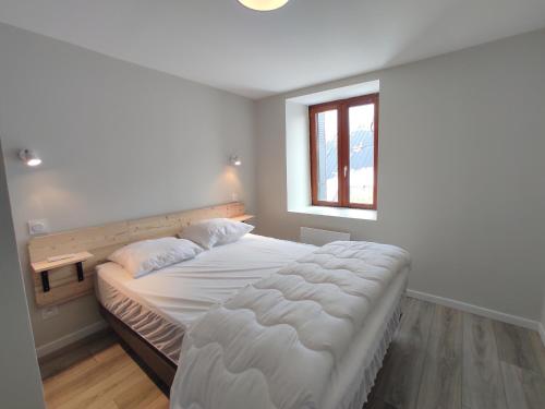 奥特朗Appartement Autrans-Méaudre en Vercors-Autrans, 4 pièces, 6 personnes - FR-1-737-79的卧室配有一张大白色床和窗户