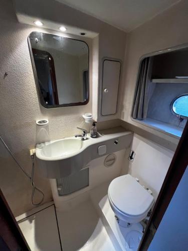 维戈El yate de la Ría的浴室设有卫生间和位于走廊的盥洗盆。