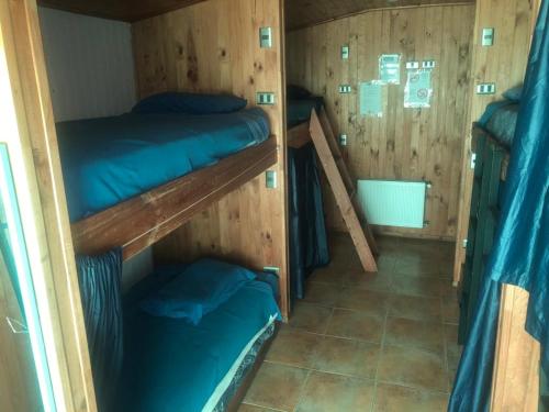 Hostel Huepil客房内的一张或多张双层床