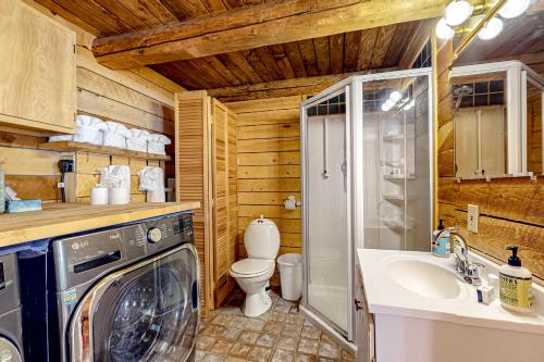 陶斯滑雪谷Ridgerunner Cabin的一间带洗衣机、卫生间和水槽的浴室