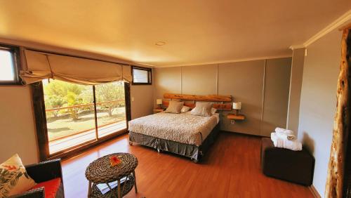 安加罗阿乌卡马纳酒店的一间卧室设有一张床和一个大窗户