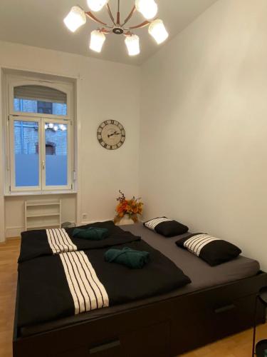 威斯巴登Modernisierte, traumhafte Wohnung in zentraler Lage的卧室配有一张大床,墙上挂着时钟