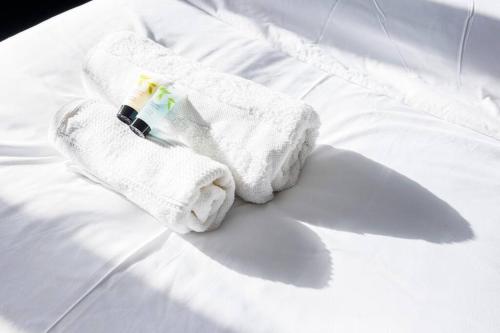 巴尔金Charming 2bed House的床上的白色毛巾