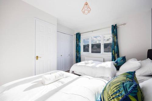 巴尔金Charming 2bed House的白色的客房设有两张床和窗户。