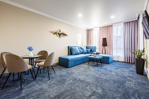 伊万诺-弗兰科夫斯克ApartReserve Avtorskiy的客厅配有蓝色的沙发和桌子