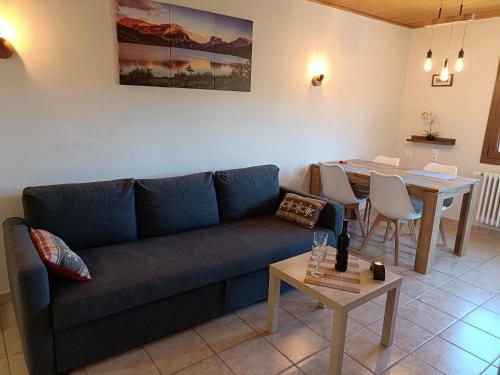 拉莫利纳La Molina - acogedor apartamento cerca de las pistas de esquí的客厅配有沙发和桌子