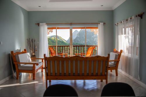 苏弗里耶尔Majestic Ridge Villas的一间带桌椅和窗户的用餐室
