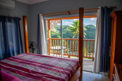 苏弗里耶尔Majestic Ridge Villas的一间卧室设有一张床和一个美景阳台
