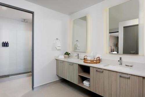 圣胡安Casa Costera, Isla Verde Beach, Apartments by Marriott Bonvoy的一间带水槽和镜子的浴室