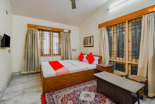 杜尔加布尔OYO Retro Residency的一间卧室配有红色枕头的床