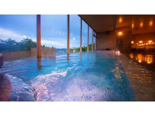 气仙沼市Kesennuma Plaza Hotel - Vacation STAY 15381v的大楼内一个蓝色的大型游泳池