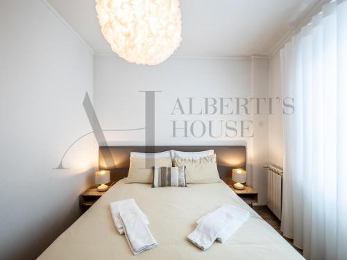 波尔图Alberti's House Oporto Central Apartment的一间卧室配有一张床,上面有两条毛巾