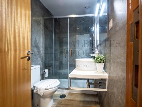 波尔图Alberti's House Oporto Central Apartment的浴室配有卫生间、盥洗盆和淋浴。