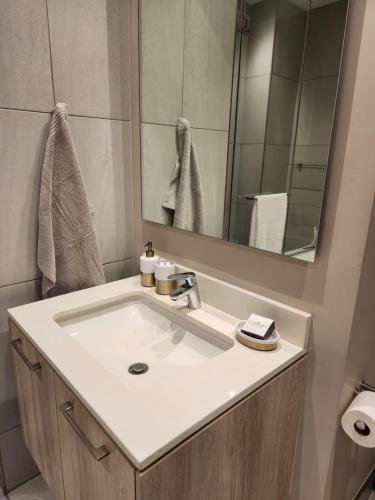 比勒陀利亚Stunning Apartment in The Capital Trilogy Menlyn Maine Residences - Apartment 721的浴室设有白色水槽和镜子