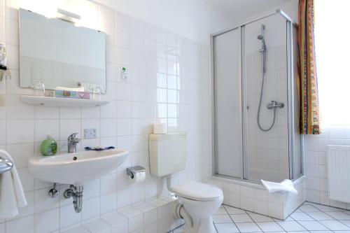 明斯特马克波罗酒店的浴室配有卫生间、盥洗盆和淋浴。