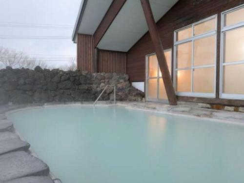 大仙市Tamachi Bukeyashiki Hotel - Vacation STAY 20163v的浴缸位于房子前