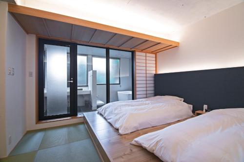京都KyotoGosyonishi - Vacation STAY 22739v的一间卧室设有两张床和大窗户