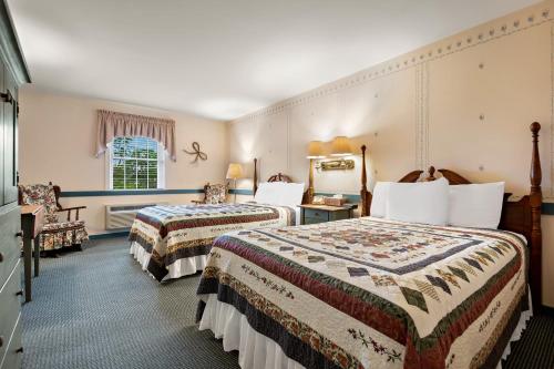 兰开斯特Country Living Inn的酒店客房设有两张床和窗户。