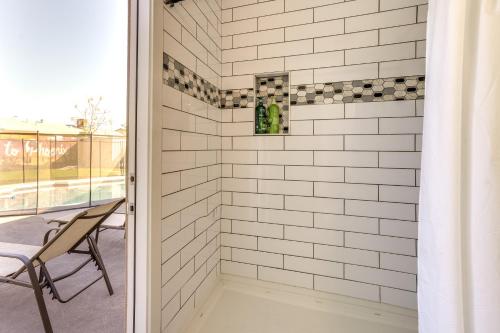凤凰城Phoenix Oasis with Outdoor Pool and Putting Green!的白色瓷砖淋浴、椅子和窗户