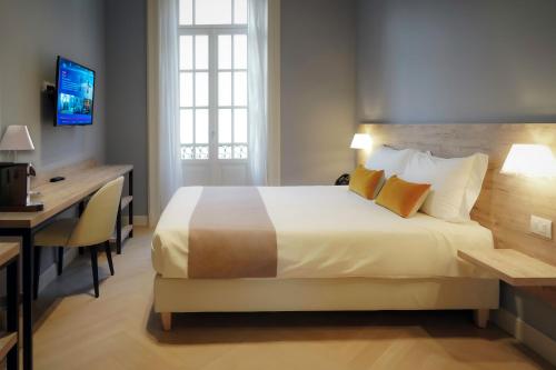 贝加莫Bergamo Inn 43的酒店客房设有一张大床和一张书桌。