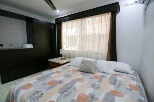 利比里亚Casa Alma的一间卧室设有一张大床和窗户