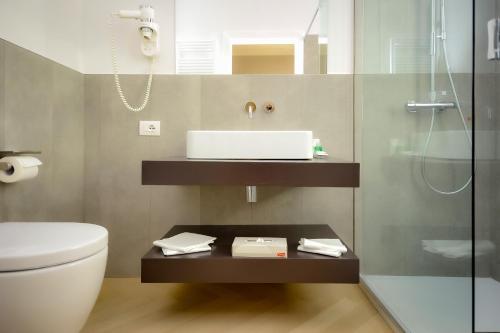 贝加莫Bergamo Inn 43的一间带水槽、卫生间和淋浴的浴室