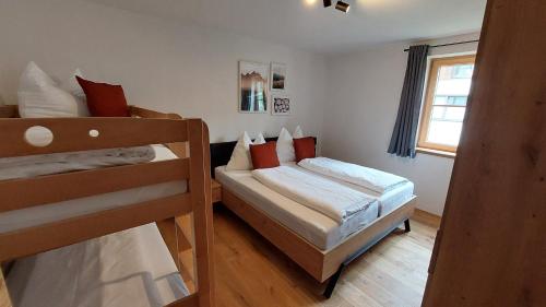罗孚尔Ferienwohnung Ida的一间卧室设有两张双层床和一扇窗户。