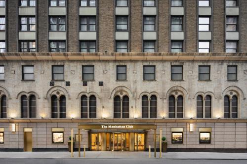 纽约曼哈顿俱乐部酒店的一座大砖砌建筑,设有大都会酒店的入口