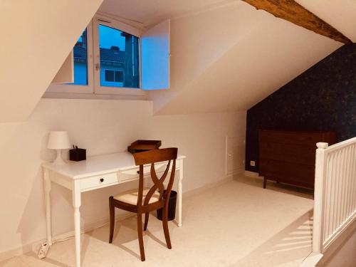 波城Magnifique Loft rénové-Quartier Culturel - Bureau的客房设有带椅子的书桌和窗户。