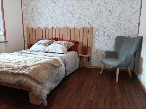 比桑Marguerite的一间卧室配有一张床和一把椅子
