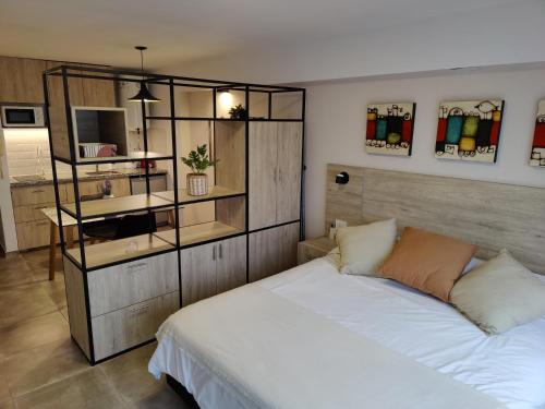 科尔多瓦La Merced Apart的卧室配有白色的床和书架
