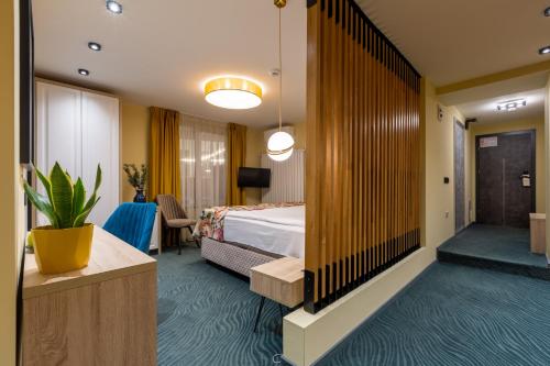锡比乌Konak Sibiu的酒店客房带一张床和走廊