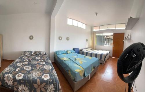 索里托斯Hotel Pinos del Mar的一间卧室设有两张床和窗户。
