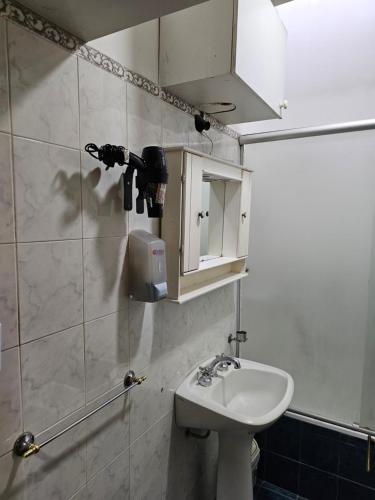 科尔多瓦Casa, hogar equipado para el viajero y su familia.的一间带水槽和卫生间的浴室