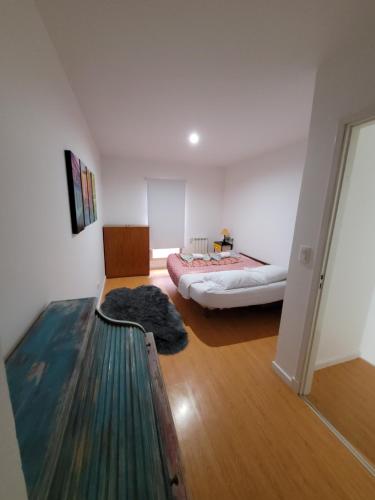 马德普拉塔Aguamarina MDQ Duplex的一间设有两张床的客房,地板上铺有地毯。
