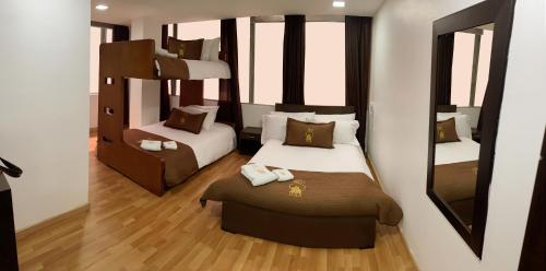 波哥大Hotel Tesla的一间卧室配有两张双层床和椅子