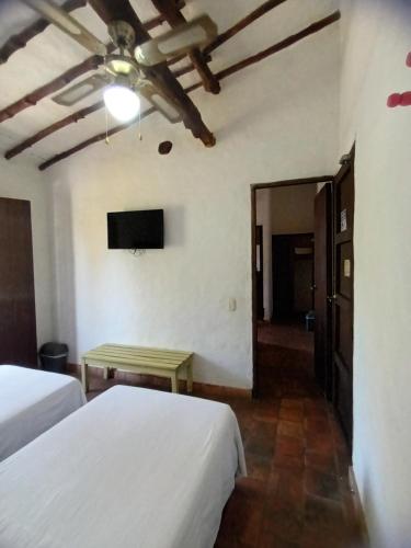 巴里查拉Casona CHARA的酒店客房设有两张床和电视。