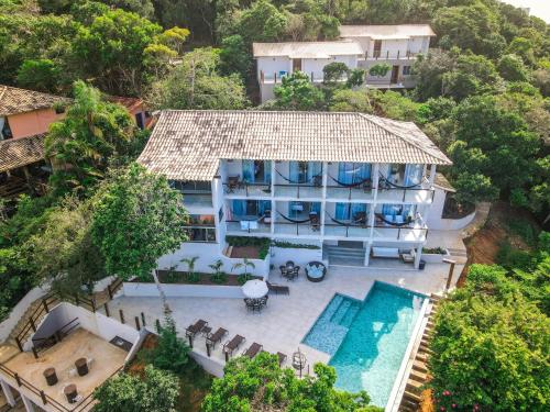 布希奥斯Pousada Peninsula de Buzios的享有带游泳池的房屋的空中景致