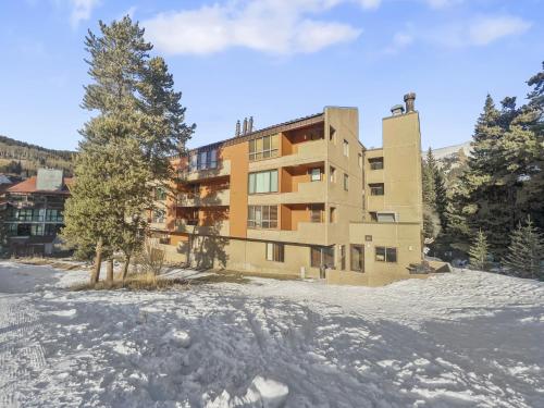 铜山SL299 Spruce Lodge 2Br 2Ba condo的山中积雪中的公寓楼