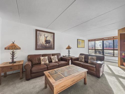 铜山SL299 Spruce Lodge 2Br 2Ba condo的客厅配有两张沙发和一张咖啡桌