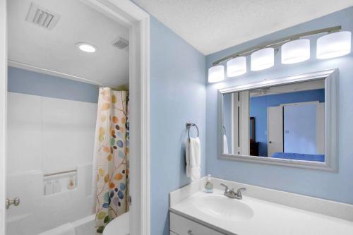 圣西蒙斯岛Harbour Oaks 311的一间带水槽和镜子的浴室